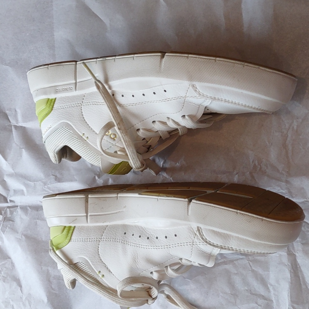 On Woman's The Rogers Center Court 2. White Sneakers with Green Accent - Picture 4 of 7